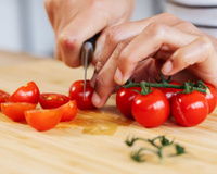 Poucas pessoas pensam em cortar tomates-cereja usando apenas esse utensílio, mas o truque funciona mesmo