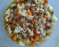 Sopa de macarrão com carne moída