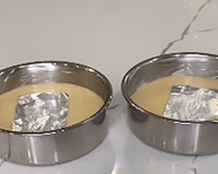 Por que as confeiteiras colocam um pedaço de papel-alumínio na massa de bolo crua antes de assar?