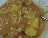 Sopa de feijão com macarrão e legumes