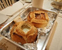 Fondue de queijo no pão italiano