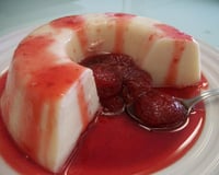 Manjar com calda de morango