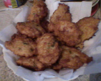 Bolinho de arroz com calabresa e alho