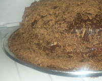 Bolo de chocolate recheado com morangos