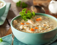 Esfriou e já corri fazer esse creme de galinha cremoso que rende muito e meu filho sempre pede mais