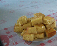 Bolo de fubá com creme de leite