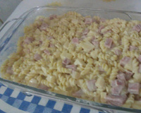 Macarrão ao molho branco com presunto e queijo