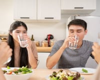 Aprendi com um especialista em microbiota que beber água no almoço faz mal e muita gente nem imagina