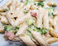 Macarrão com brócolis e creme branco