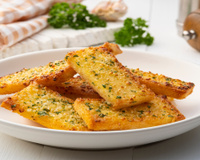 É só colocar o pão na airfryer preaquecida a 180ºC por 5 minutos ou até dourar