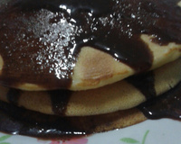 Panqueca americana com calda de chocolate