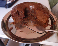 Bolo de chocolate com ameixas