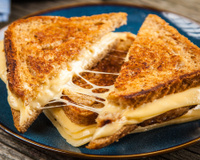 Um queijo quente é tão saudável quanto a versão fria? E por que o sabor é diferente e parece mais gorduroso?