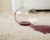 Socorro, caiu vinho no tapete! Essas medidas vão salvar a decoração da sua casa