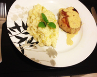 Filé mignon ao molho de mostarda com risoto de alho-poró