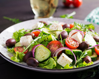 Salada grega: conheça a receita e veja 5 acessórios para fazer e servir em casa