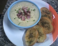 Sopa cremosa de batatas com requeijão