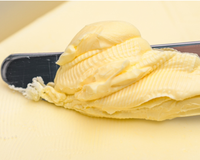 Manteiga dura nunca mais: a faca que faz ela deslizar no pão em segundos e muda o seu café da manhã