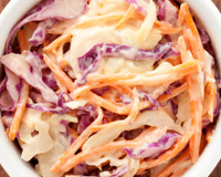 Salada de repolho com maionese para o Natal é o acompanhamento refrescante que combina com qualquer prato principal!