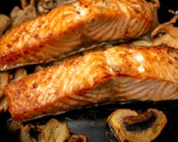 "Para que o peixe fique perfeito, não unte a frigideira com óleo, unte um pedaço de papel manteiga com óleo", sugerem os cozinheiros