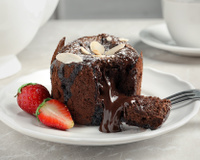 Esse petit gateau de micro-ondas é muito econômico e demora menos de 5 minutos para fazer
