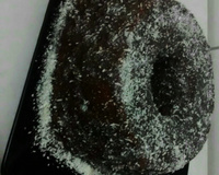 Bolo simples de coco com cobertura de chocolate (muito fácil)