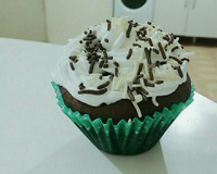 Cupcake de chocolate com recheio de beijinho