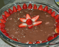 Bombom na travessa com morango