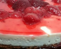 Cheesecake com molho de morangos
