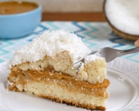 Bolo de coco com doce de leite