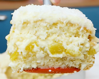 Molhadinho, macio e cremoso: sempre que faço esse bolo gelado de abacaxi com coco ele acaba no mesmo dia, perfeito para os dias quentes