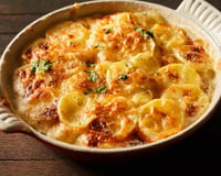 Extremamente cremosa e cheia de sabor: aprenda a fazer batata gratinada com alho no TudoGostoso