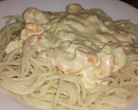 Macarrão com camarão ao molho de quatro queijos