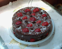 Bolo de baunilha com cobertura de chocolate e morango