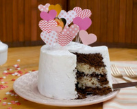 Para os casais apaixonados: bolo de chocolate fofinho com recheio de beijinho que derrete corações