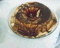 Pudim de sorvete com calda de chocolate