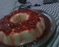 Manjar de coco com calda de morango