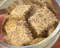 Nem glúten, nem ovos: disse adeus ao cream cracker industrializado e faço essa receita de biscoito crocante salgado de 2 ingredientes toda semana