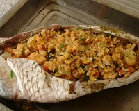 Taínha recheada com farofa