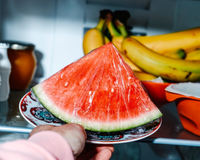 Por quantos dias a melancia cortada pode ficar na geladeira? TudoGostoso revela o prazo que a fruta pode ser consumida com segurança