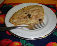 Cuca de banana com passas