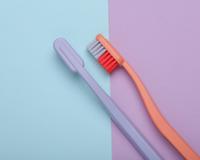 Adeus escova de dentes suja: poucos sabem, mas esse é o melhor jeito de guardar a escova e evitar infecções bacterianas