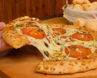 Pizza com borda de pão de queijo: veja como fazer