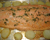 Salmão assado ao molho cítrico e de alcaparras