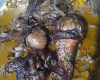 Coxa e sobre coxa de frango assada ao vinho