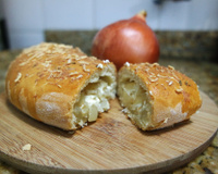 Pão recheado com cebola e queijo cremoso
