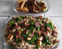 Baião de dois com carne de sol, aipim e queijo coalho frio.