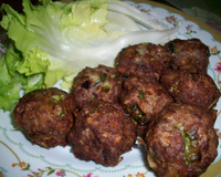 Bolinho de carne moída e escarola