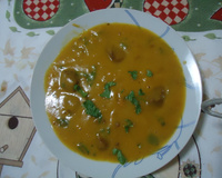 Caldo cremoso de mandioquinha salsa com carne de panela