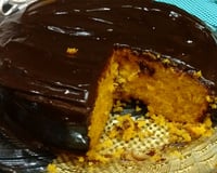 Bolo fofinho de cenoura com chocolate